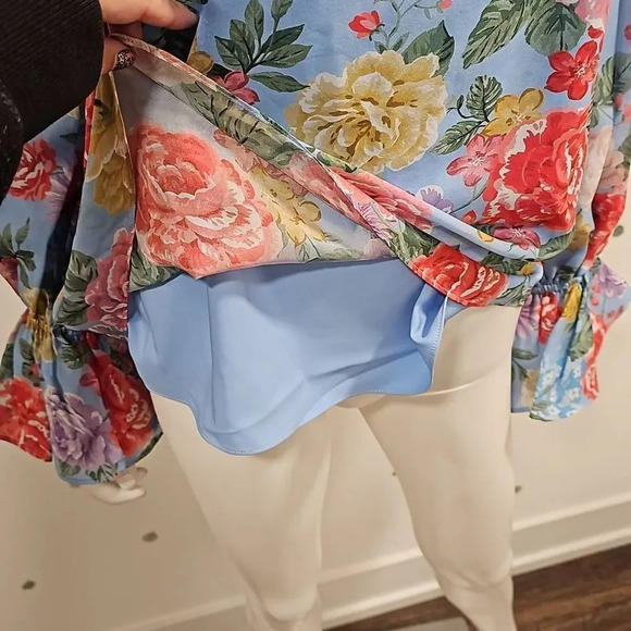 Divine Heritage Revolve S Floral Blouse 100% Silk in Sky - Picture 5 of 12